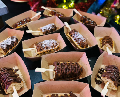 stand de gaufres au chocolat servies sur un batonnet et dans une barquette